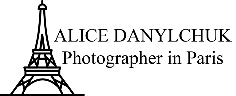 Family photoshoot in Paris logo