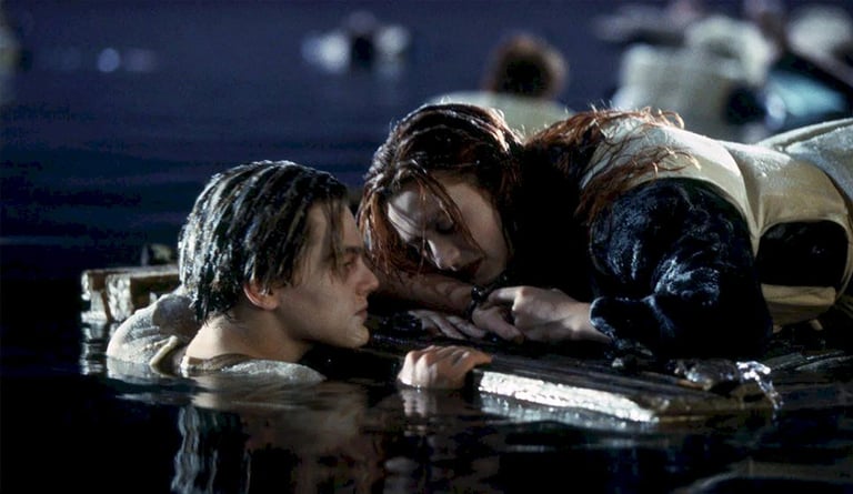 Escena final de Titanic con Jack y Rose en el agua tras el hundimiento del barco