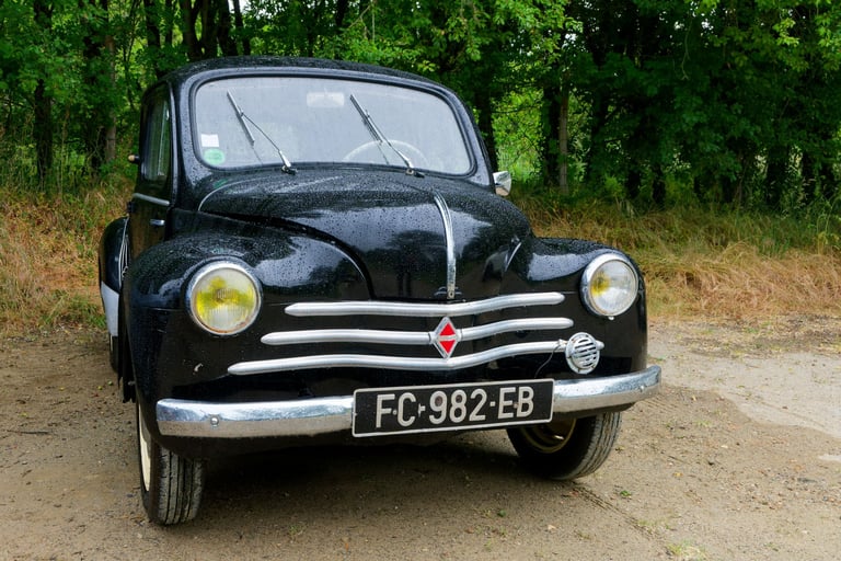 Renault 4CV, H.Marteau, phares jaunes, Château-Gontier, Kiosque à Image, Photographie