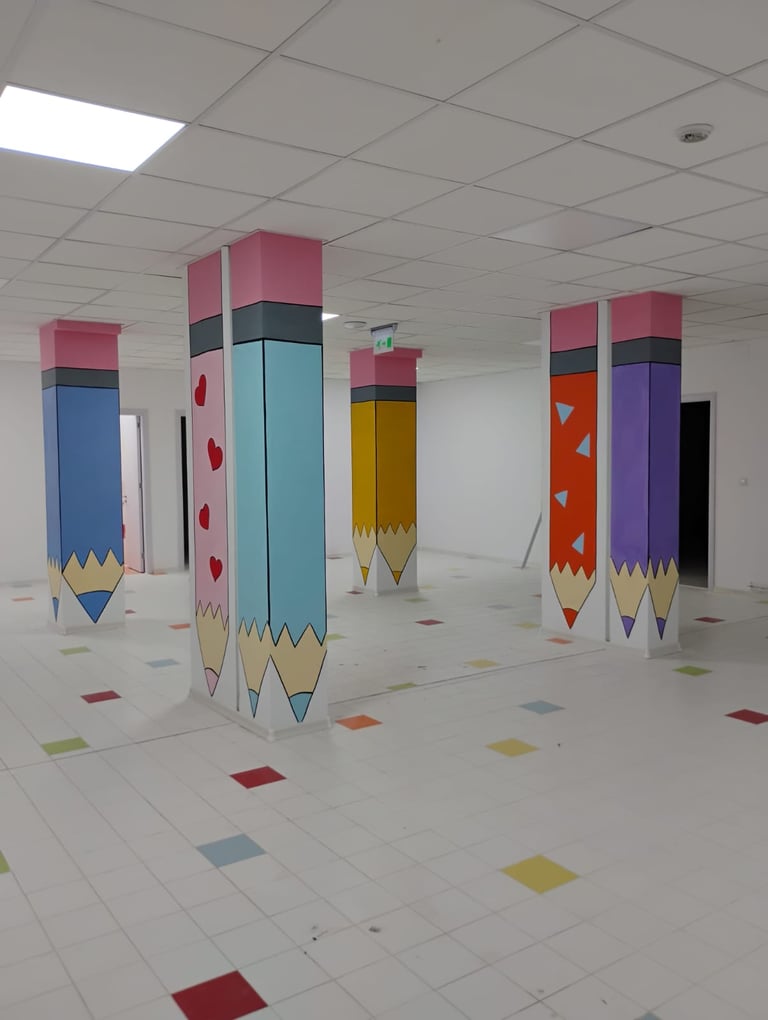 Stâlpi pictați creioane colorate școală.