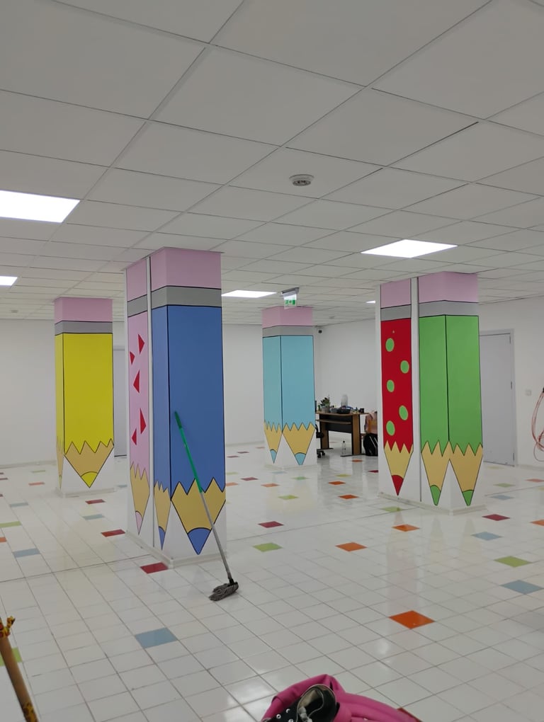 Stâlpi pictați creioane colorate școală.