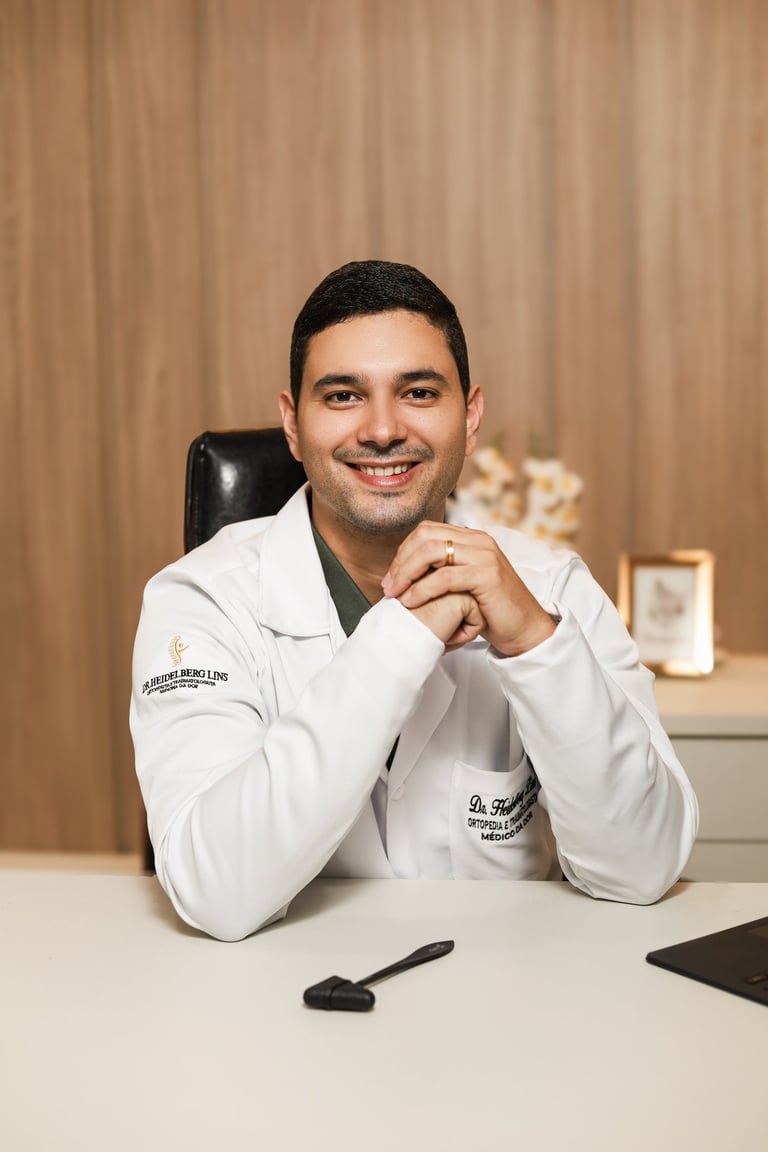 Dr. Heidelberg Lins ortopedista e especialista em dor logo
