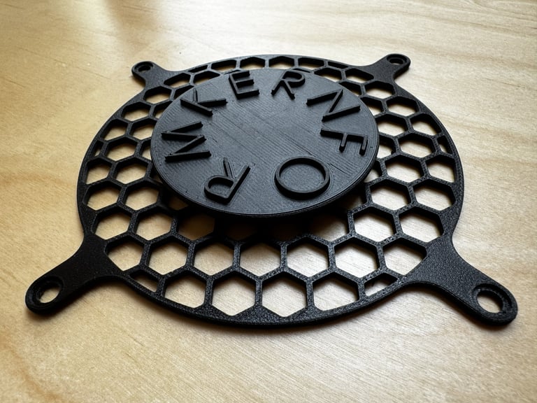 3D-gedrucktes Lüftungsgitter für ein PC-Gehäuse mit magnetischer FORMKERN-Abdeckung