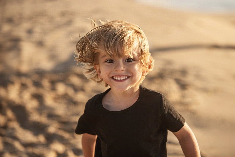 Naturalne ujęcia dzieci w ruchu fotografia rodzinna plenerowa