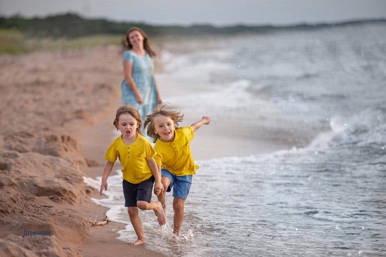 Zabawy dzieci podczas profesjonalnej sesji fotograficznej plene