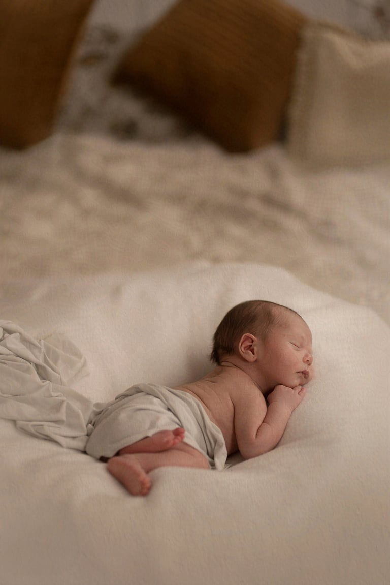 Noworodek śpiący w studiu sesja fotograficzna Andrychów.