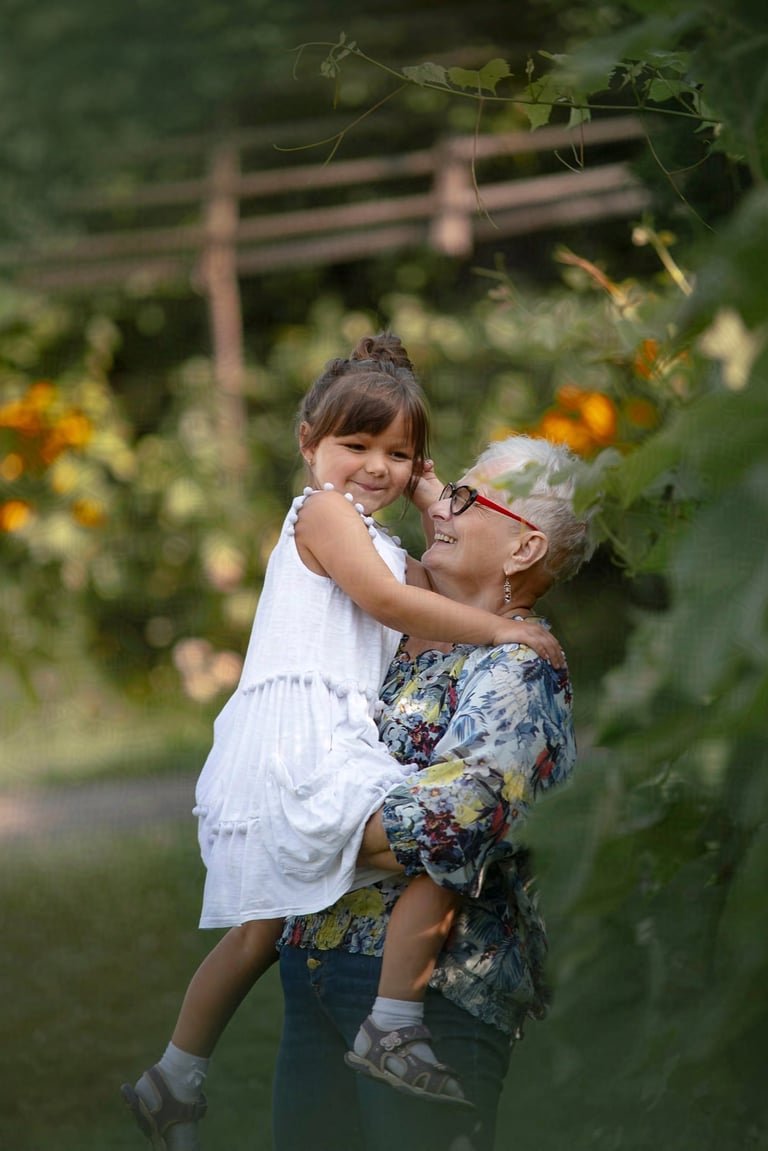 Sesja wielopokoleniowa babcia i wnuczka w plenerze