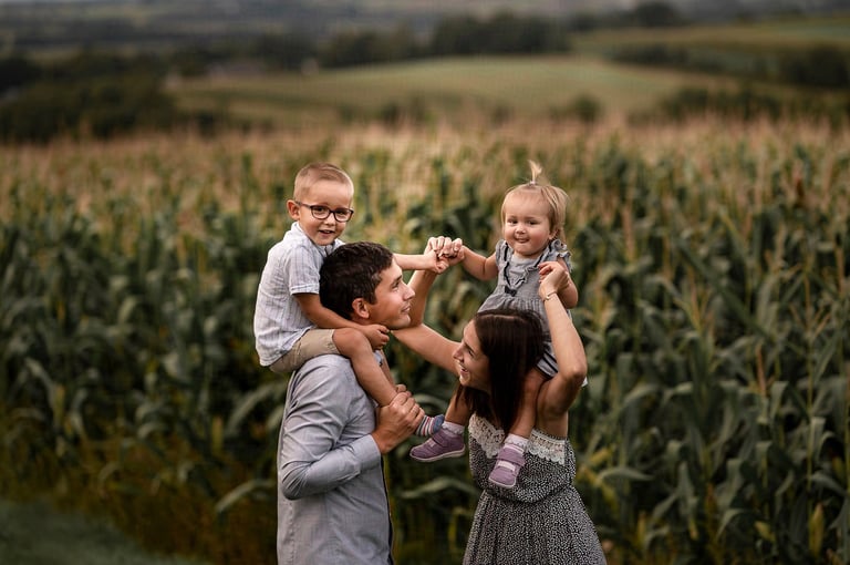 Rodzinny spacer w świetle zachodzącego słońca sesja Andrychów.