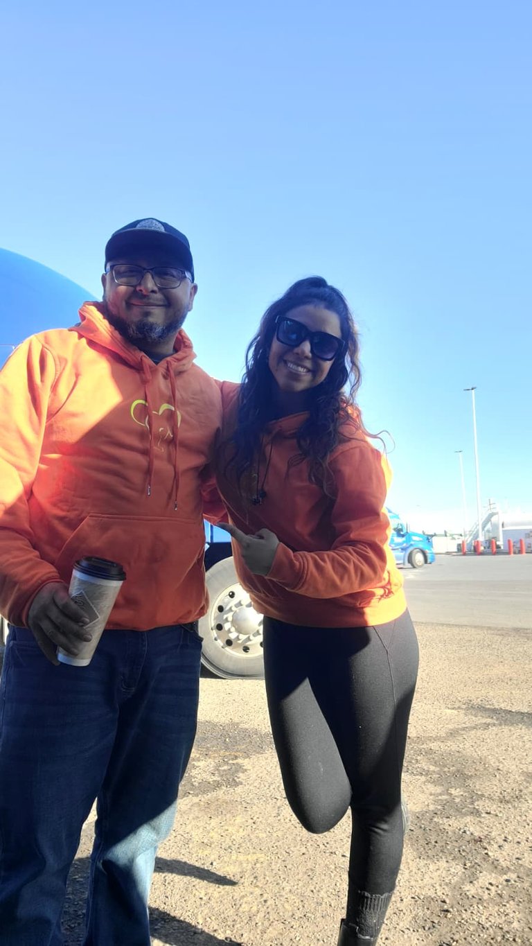 dos camioneros en una empresa de camiones