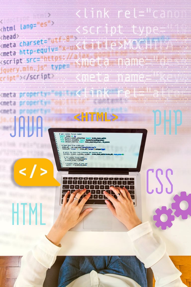 Manos programando y diseñando una página web con código