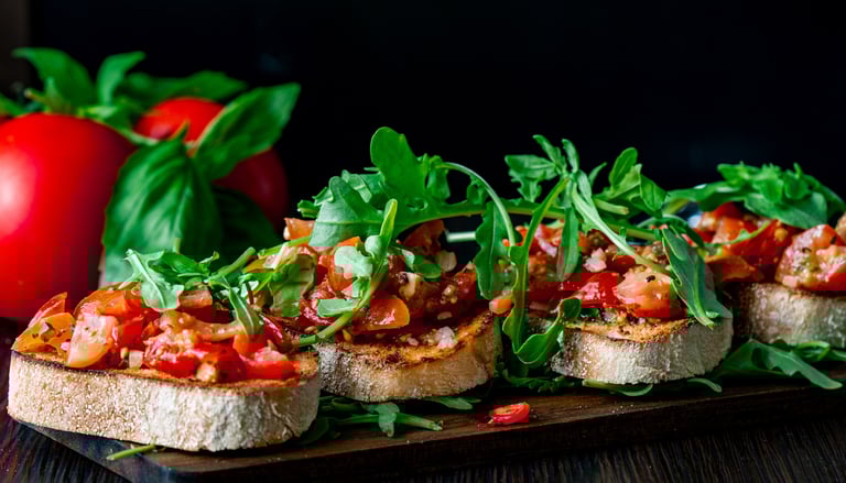Eine verführerische Reihe klassischer italienischer Bruschetta auf einem dunklen Holzbrett,