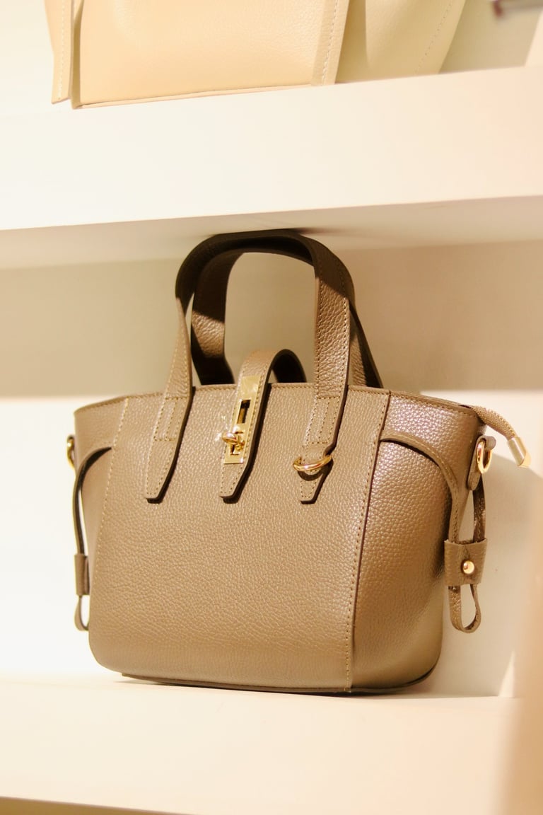 Bolso beige elegante en boutique de moda en Chamberí Madrid