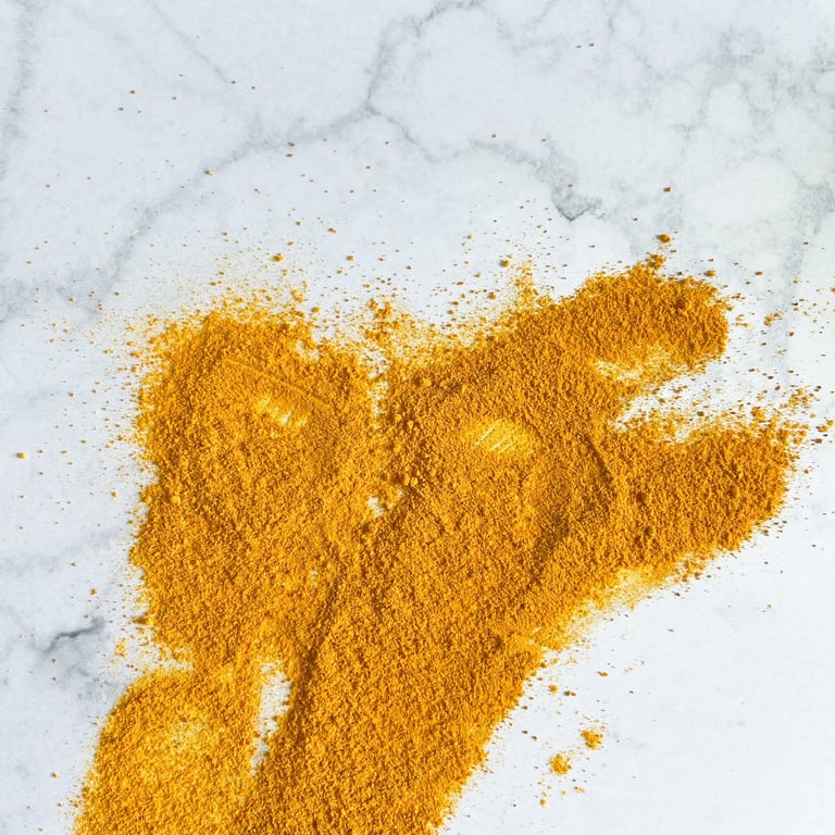 curcuma en fondo blanco