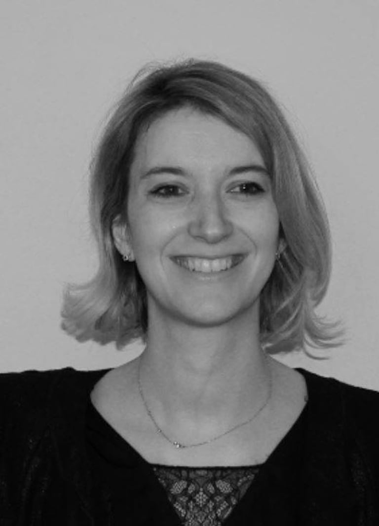 Portrait en noir et blanc de l'avocat Maître Annabelle Lefebvre à Toulon