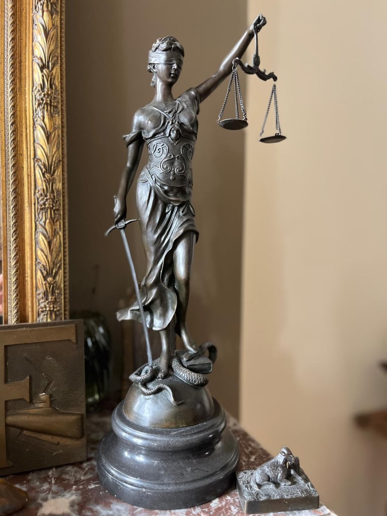 statue de la justice personnifiée, aveugle, avec la balance et l'épée