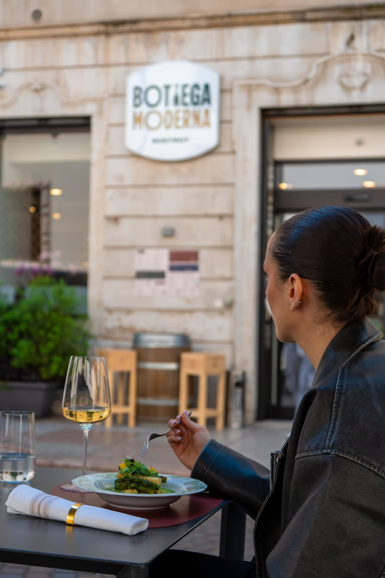 I tavoli esterni del Ristorante Bottega Moderna Bistrot