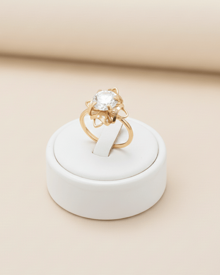 anillo elegante de oro laminado con piedra zirconia