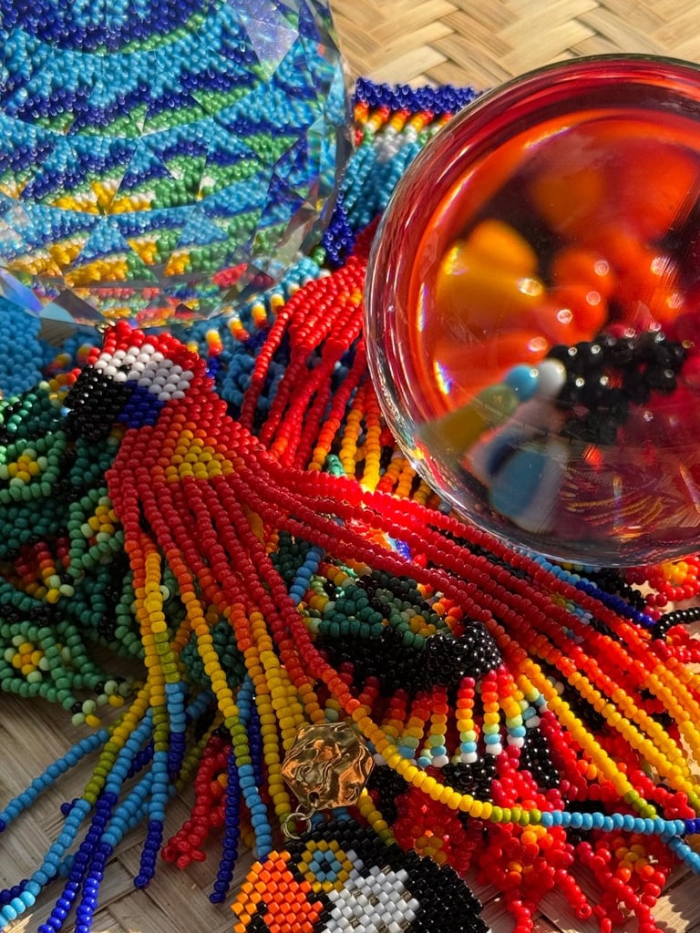 fotografia de manillas con mostacilla de colores