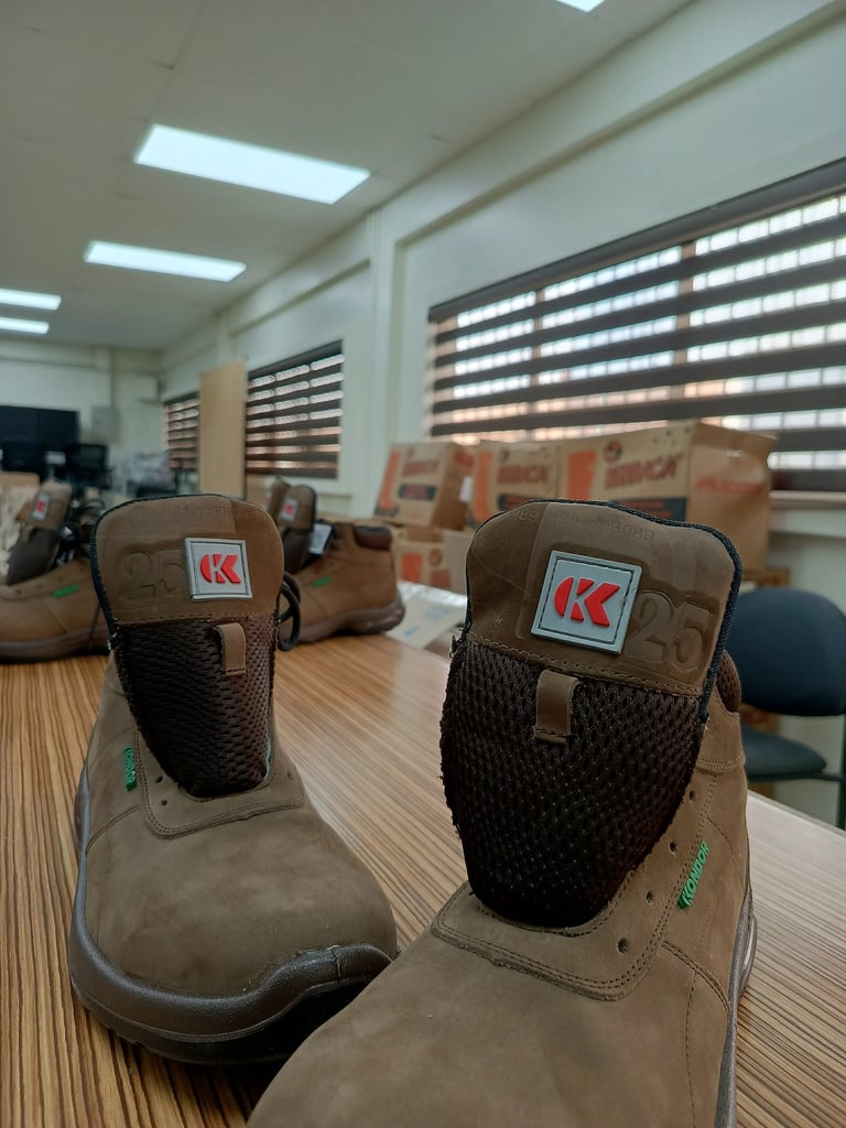 Bota industrial para dotación empresarial, vista de cordones