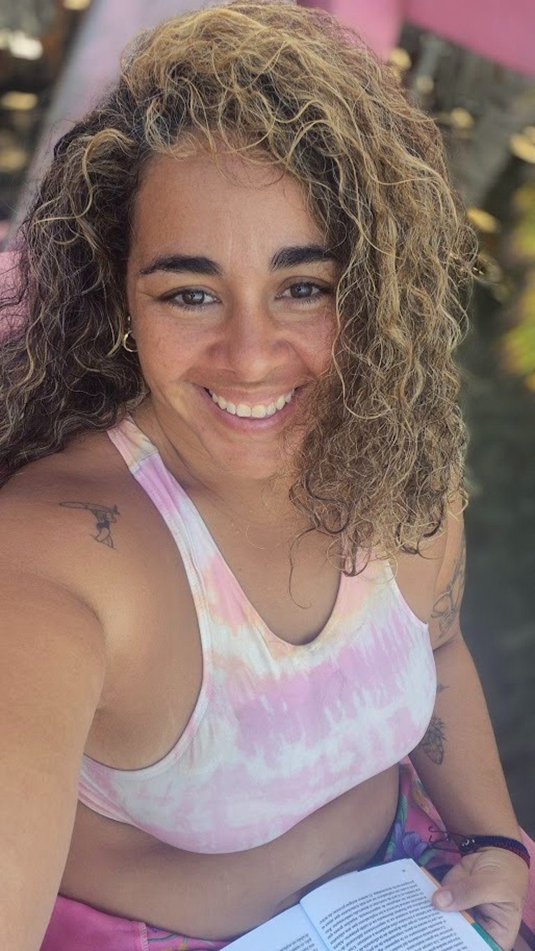 Esta soy Yo, Caro Posso-Peláez. En mi Lugar Favorito en el patio de mi casa, las playas de Pradomar.