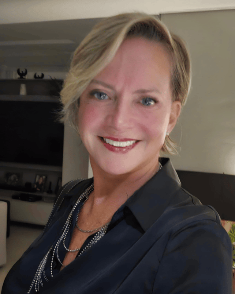 medica psiquiatra no consultorio particular no recreio dos bandeirantes sorrindo