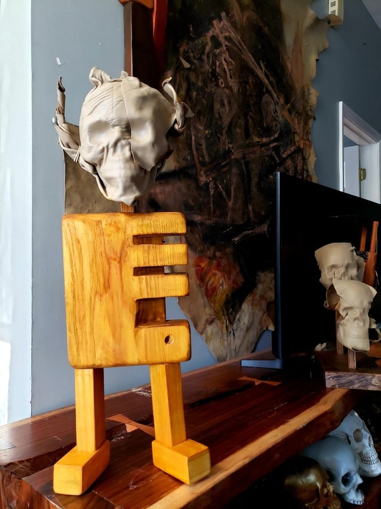 Escultura de madera con piel de frank Diaz