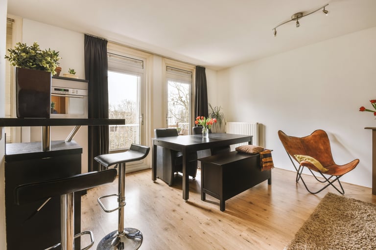 Pose porte intérieure, travaux de peinture et pose de parquet d'un appartement au 77
