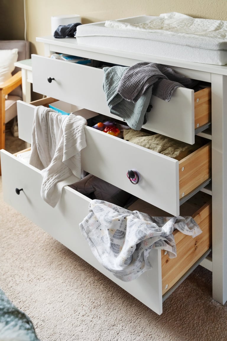 Menuiserie intérieure et commode à tiroirs dans une maison au 77