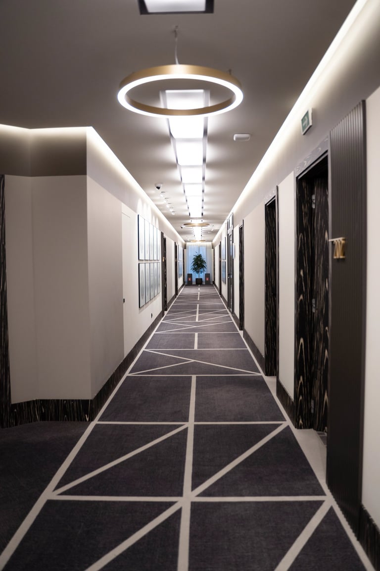Travaux de peinture et pose de moquette pour un hotel à Chessy