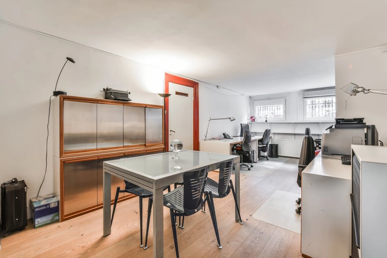 Pose de parquet et travaux de peinture d'un bureau à Chessy