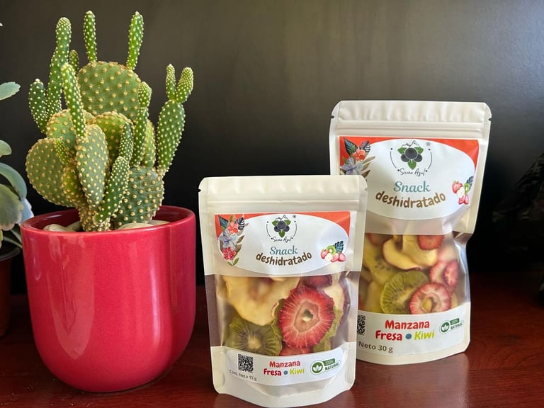 Snacks de frutas deshidratadas empaquetadas Sierra Azul con rodajas de manzana, fresa y kiwi