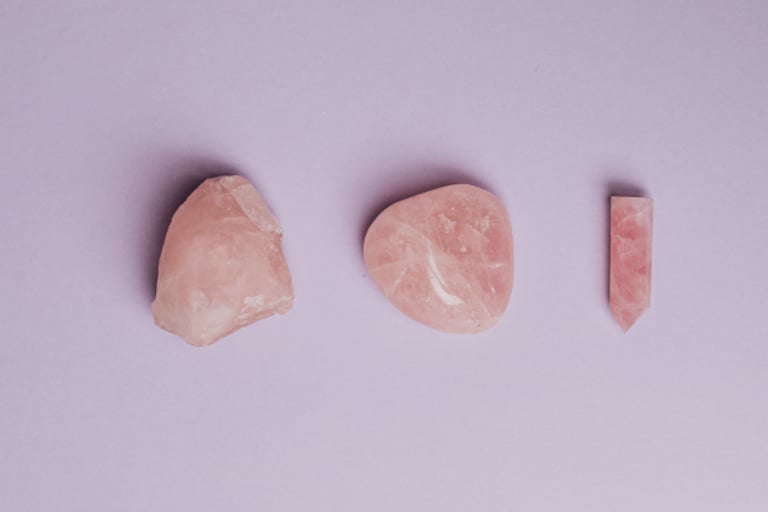 tres piezas de cuarzo rosa en fondo lila pastel