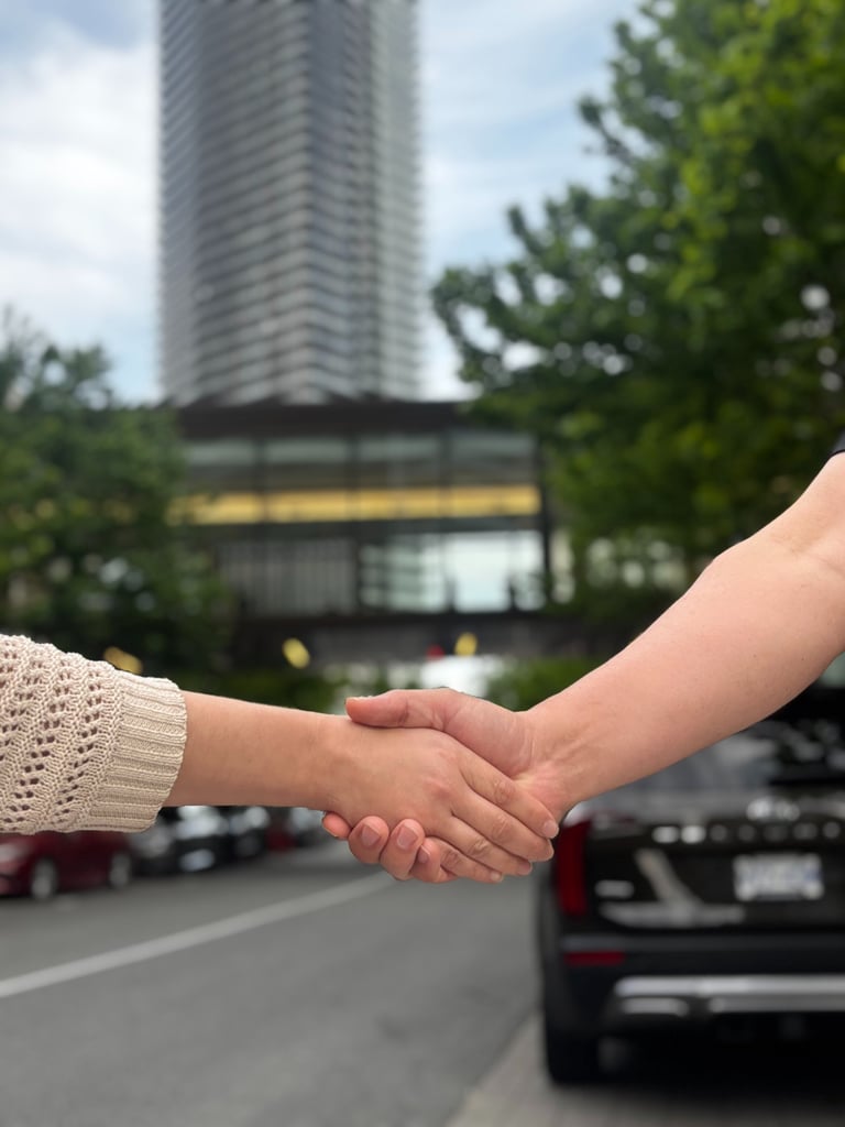 Dos personas estrechando la mano para mostrar que llegaron a un acuerdo legal