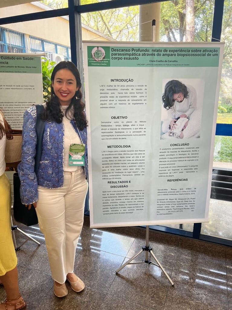 Clara Coelho como palestrante em congresso de Descanso Profundo. Especialista em relaxamento e bem-e