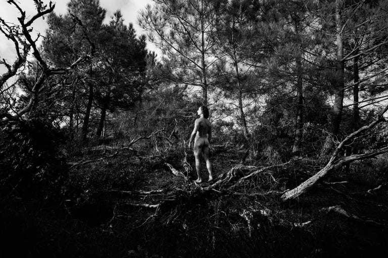 Shooting photo de mode, nu artistique, noir et blanc en extérieur par Romain DANIEL InFrame Photographie, Vendée