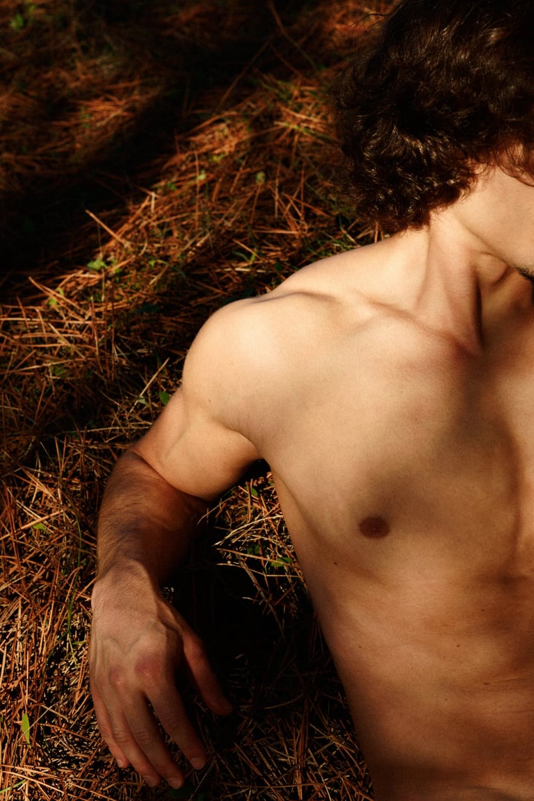 Shooting portrait nu style boudoir, homme dans la nature par Romain DANIEL InFrame Photographie, Vendée, Les Sables-d’Olonne