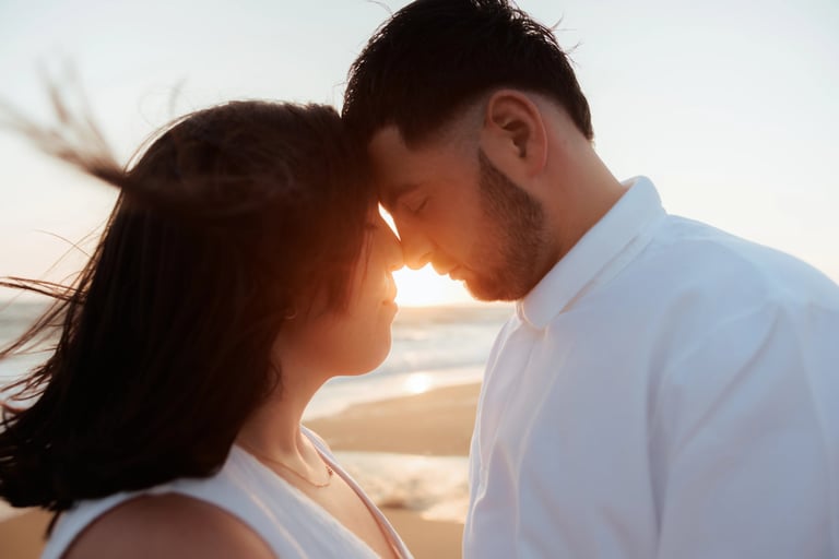 shooting couple a la plage, golden hour, Vendée, Romain DANIEL inframe photographie, Nantes, Les Sables d'Olonne