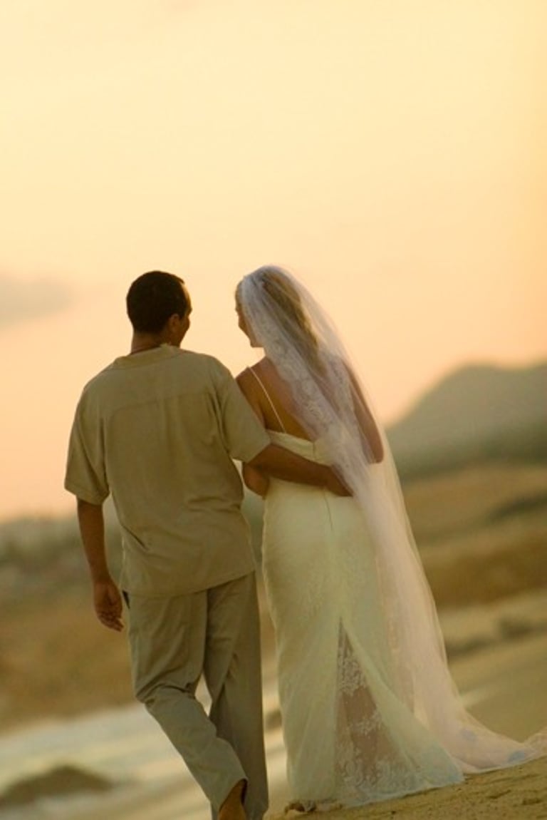 Beach Destination Wedding. Bride and Groom Photo Shoot. Sunset. Walking on the beach. San Jose del Cabo, Mexico.