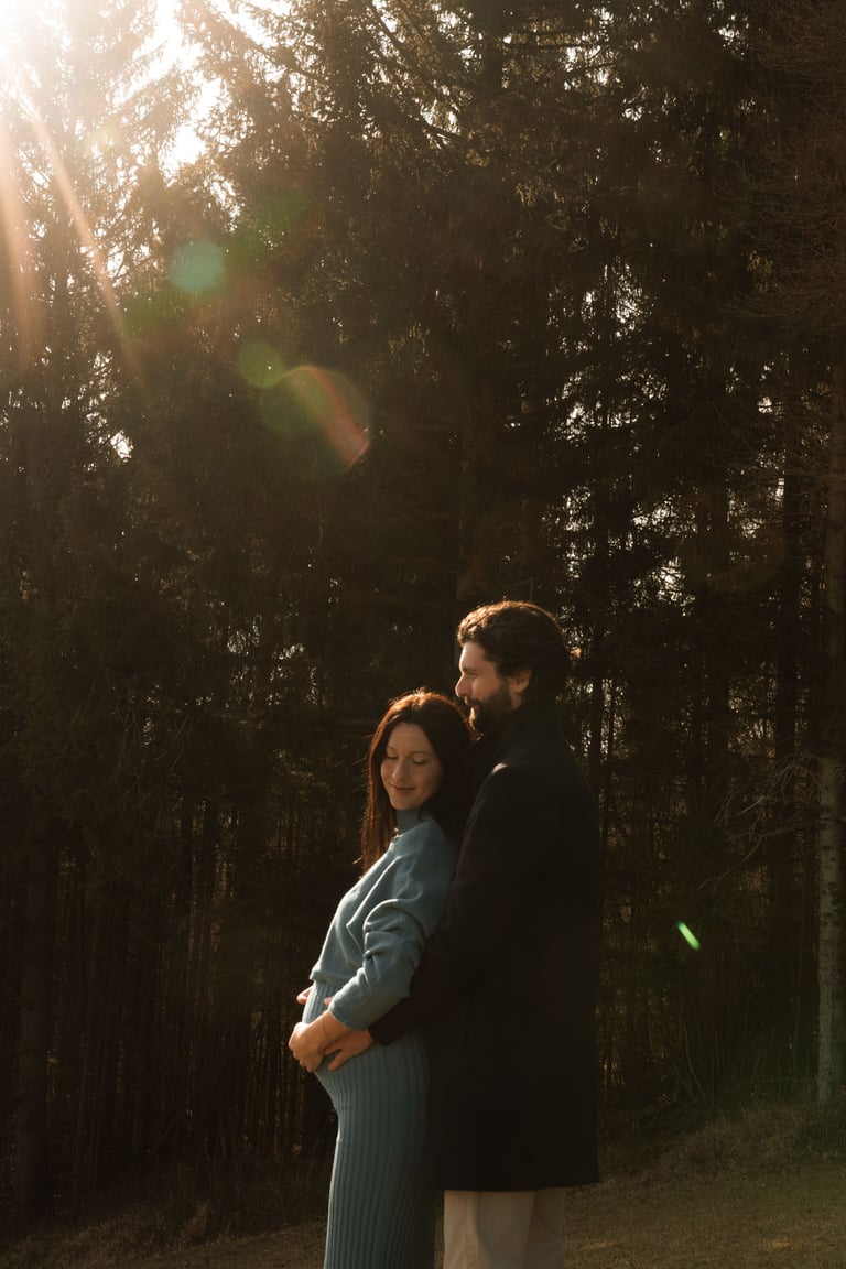 Babybauchshooting Babybauchfotos Wien Babybauchfotograf Wiener neustadt Paar Schwanger im Wald bei Sonnenuntergang natürliche
