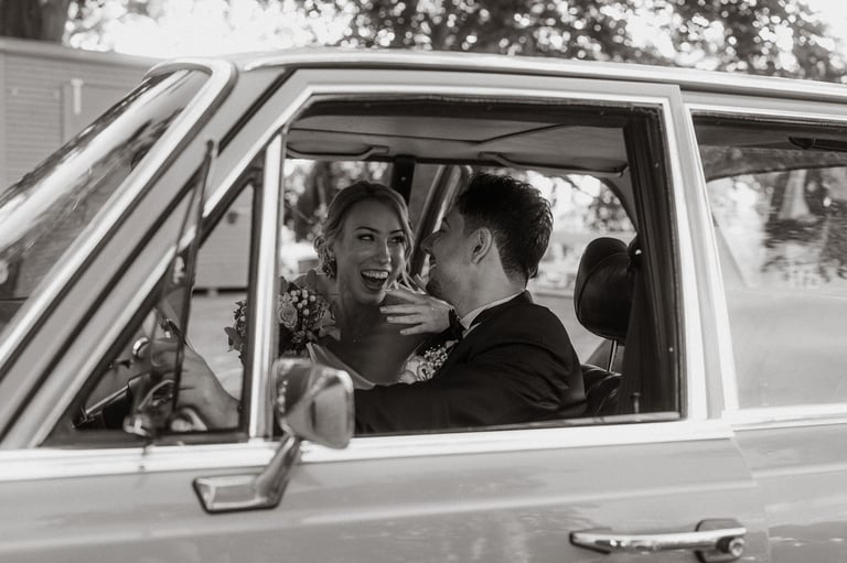 Hochzeitsfotos im old money style Hochzeitsfotograf in Wiener Neustadt . brautpaar in vintage auto sophie sara fotografie