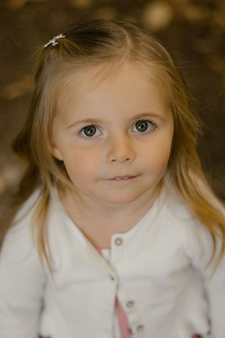 Mutter mit Kind im Wald Familien Fotograf Baden Wiener Neustadt Umgebung Storytelling Fotografin Sophie Sara Fotografie