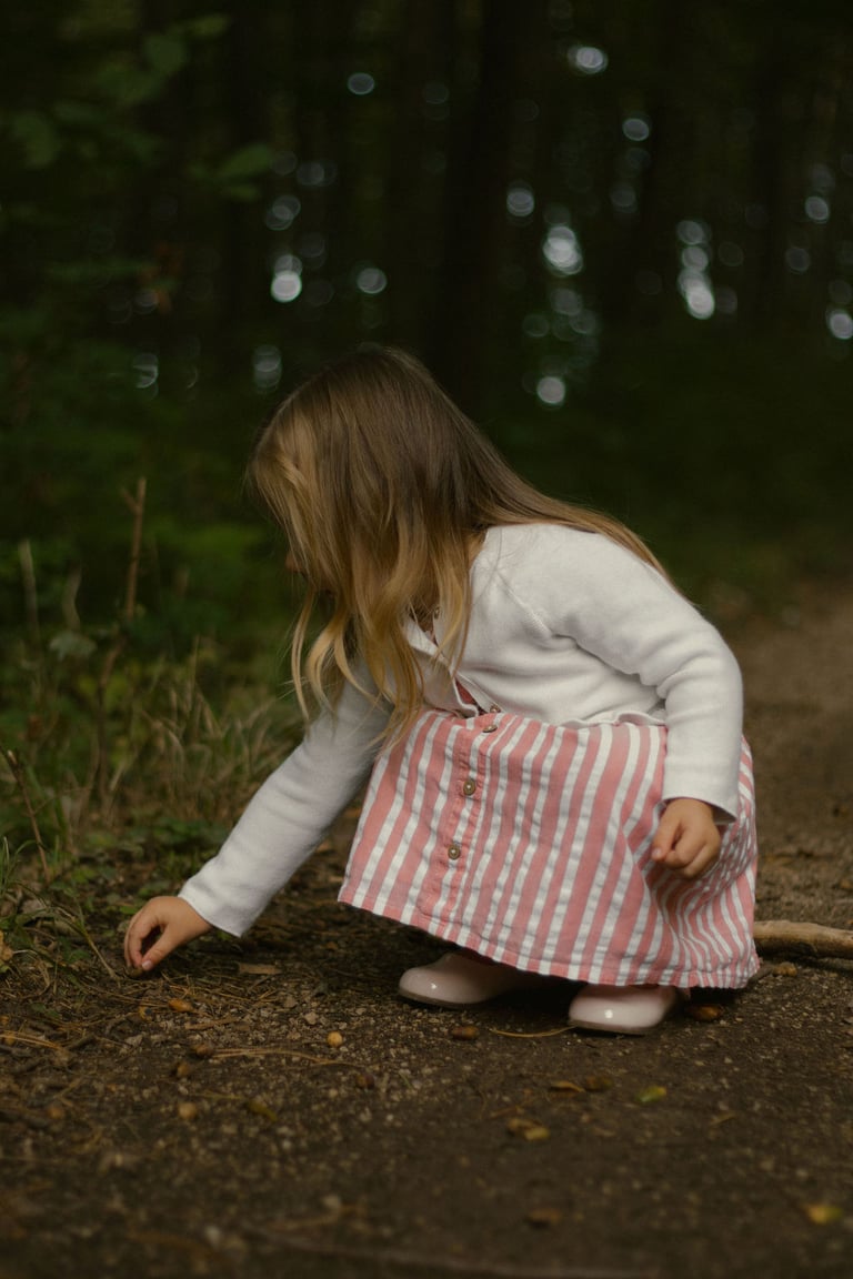 Mutter mit Kind im Wald Familien Fotograf Baden Wiener Neustadt Umgebung Storytelling Fotografin Sophie Sara Fotografie