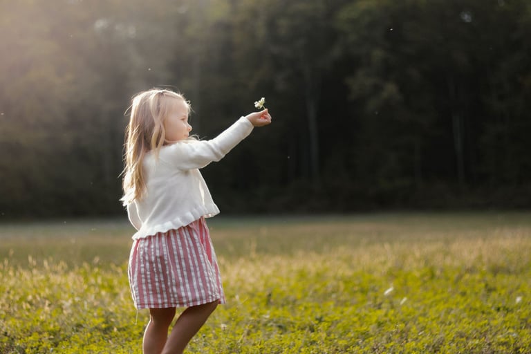 Mutter mit Kind im Wald Familien Fotograf Baden Wiener Neustadt Umgebung Storytelling Fotografin Sophie Sara Fotografie