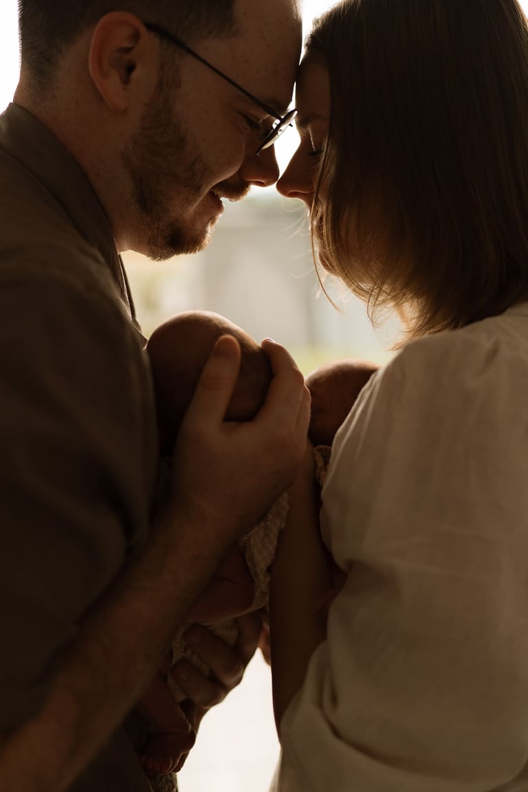 Newborn Homestroy in Wiener Neustadt - Fotogutschein geschenkidee - warme erdige töne sophie sara fotografie neugeborenen