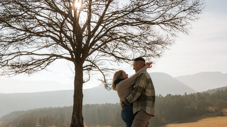 Paarfotoshooting in Wien Umgebung an einem Feld in der Natur dokumentaris storytelling Fotografie Niederösterreich Wiener Neu
