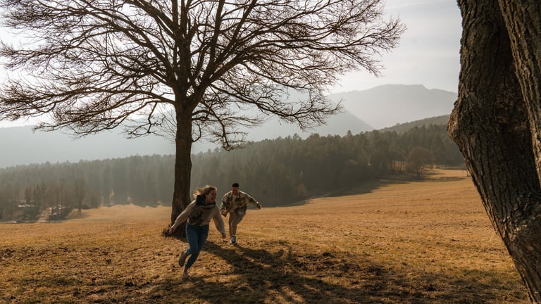 Paarfotoshooting in Wien Umgebung an einem Feld in der Natur dokumentaris storytelling Fotografie Niederösterreich Wiener Neu