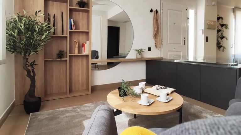 Interiorismo de zona lectura y relax en salón moderno en San Antonio de Benagéber