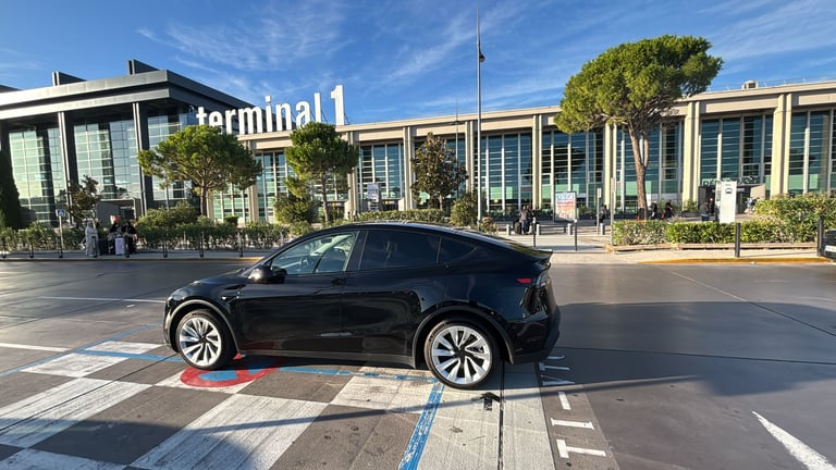 Tesla chauffeur privé VTC Cassis à l'aéroport Marseille Provence