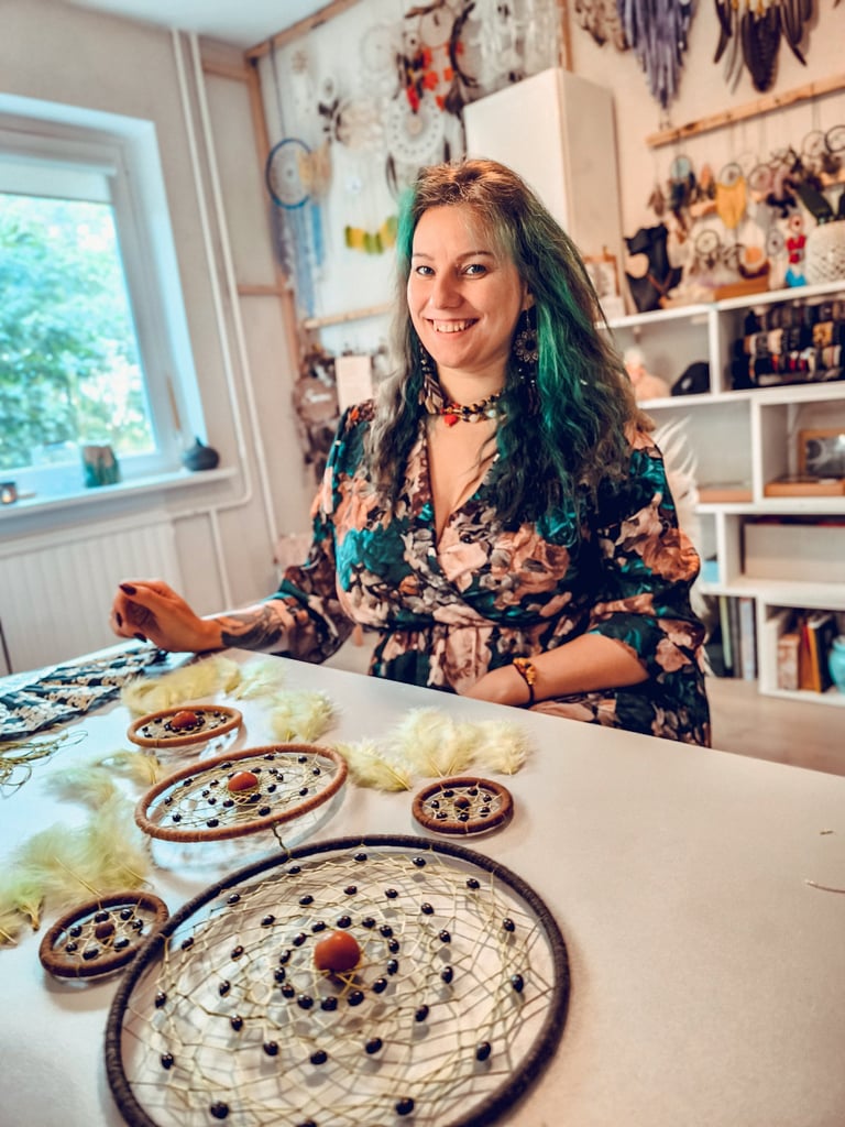 Kūrybinė terapija vaikams per sapnų gaudyklių gamybą ir emocijų pažinimą