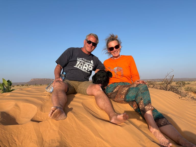 Alex und Carlen bei einer Offroad Reise in der Wüste mit Allrad Van